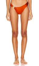 DEVON WINDSOR Joey Bikini Bottom in Rust - DEVON WINDSOR Joey Bas de bikini en Rouille - DEVON WINDSOR Joey 铁锈色比基尼泳裤 - DEVON WINDSOR Joey Bikinihose in Rost - DEVON WINDSOR Joey 비키니 하의 - DEVON WINDSOR Joey Slip bikini color ruggine