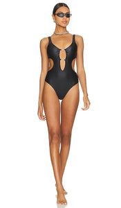 DEVON WINDSOR Josie One Piece in Black - DEVON WINDSOR Josie une pièce en noir - DEVON WINDSOR Josie 黑色一件 - DEVON WINDSOR Josie Einteiler in Schwarz - DEVON WINDSOR Josie 원피스 블랙 색상 - DEVON WINDSOR Josie Costume intero in nero