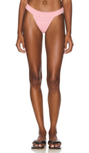 DEVON WINDSOR Pia Bikini Bottom in Pink - DEVON WINDSOR Bas de bikini Pia en rose - DEVON WINDSOR Pia 粉色比基尼泳裤 - DEVON WINDSOR Pia Bikinihose in Rosa - DEVON WINDSOR Pia 비키니 하의 핑크 색상 - DEVON WINDSOR Pia Slip bikini in rosa