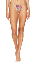 DEVON WINDSOR Whit Bikini Bottom in Burgundy - DEVON WINDSOR Whit Bas de bikini en bordeaux - DEVON WINDSOR 酒红色白色比基尼泳裤 - DEVON WINDSOR Whit Bikini Bottom in Burgund - DEVON WINDSOR 위트 비키니 하의 - DEVON WINDSOR Slip bikini bianco in Borgogna