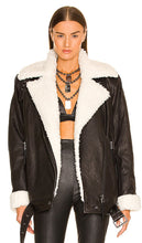 DUNDAS x REVOLVE Munroe Shearling Jacket in Black - DUNDAS x REVOLVE Veste en peau de mouton Munroe en Noir - DUNDAS x REVOLVE Munroe 黑色剪羊毛夹克 - DUNDAS x REVOLVE Munroe Shearling Jacke in Schwarz - DUNDAS x REVOLVE 먼로 시어링 재킷블랙 색상 - Giacca in shearling DUNDAS x REVOLVE Munroe in nero