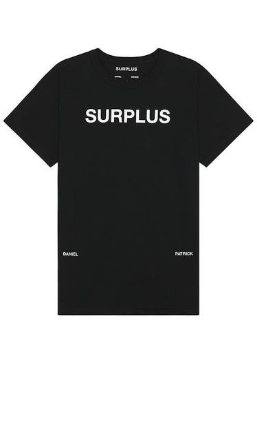 Daniel Patrick Surplus Logo Tee in Black - Daniel Patrick - T-shirt avec logo en surplus - Noir - Daniel Patrick Surplus 黑色徽标 T 恤 - Daniel Patrick Surplus Logo T-Shirt in Schwarz - Daniel Patrick 서플러스 로고 티셔츠 블랙 색상 - Maglietta con logo Daniel Patrick Surplus in nero