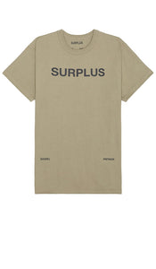 Daniel Patrick Surplus Logo Tee in Olive - Daniel Patrick - Surplus - T-shirt avec logo - Olive - Daniel Patrick Surplus 橄榄色徽标 T 恤 - Daniel Patrick Surplus Logo T-Shirt in Oliv - Daniel Patrick 서플러스 로고 티셔츠 - Maglietta con logo Daniel Patrick Surplus in verde oliva