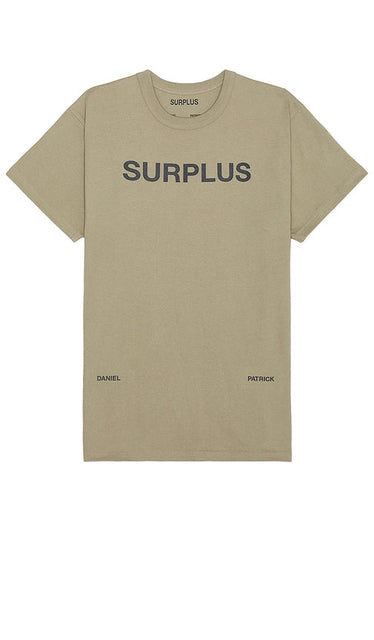 Daniel Patrick Surplus Logo Tee in Olive - Daniel Patrick - Surplus - T-shirt avec logo - Olive - Daniel Patrick Surplus 橄榄色徽标 T 恤 - Daniel Patrick Surplus Logo T-Shirt in Oliv - Daniel Patrick 서플러스 로고 티셔츠 - Maglietta con logo Daniel Patrick Surplus in verde oliva