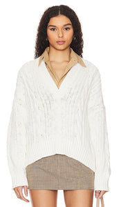 Denimist Split Neck Cable Sweater in White - Denimist - Pull torsadé à col fendu en blanc - Denimist 白色开叉领绞花毛衣 - Denimist Zopfmusterpullover mit geteiltem Ausschnitt in Weiß - 데님스트 스플릿 넥 케이블 스웨터화이트 색상 - Maglione a trecce con collo diviso denimist in bianco