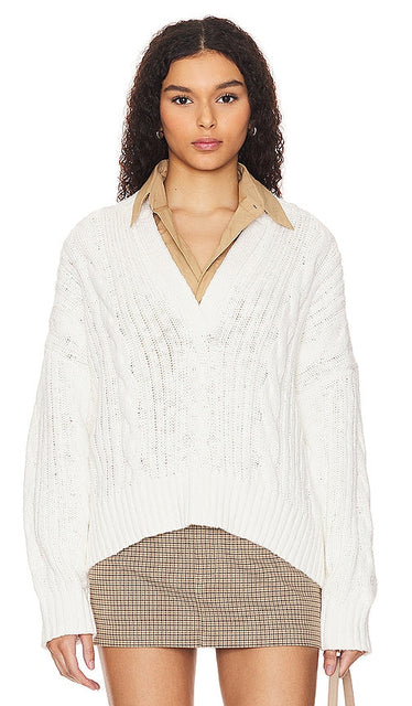 Denimist Split Neck Cable Sweater in White - Denimist - Pull torsadé à col fendu en blanc - Denimist 白色开叉领绞花毛衣 - Denimist Zopfmusterpullover mit geteiltem Ausschnitt in Weiß - 데님스트 스플릿 넥 케이블 스웨터화이트 색상 - Maglione a trecce con collo diviso denimist in bianco