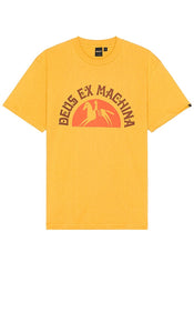 Deus Ex Machina Bareback Tee in Mustard - T-shirt Bareback Deus Ex Machina en moutarde - Deus Ex Machina 芥末色无套 T 恤 - Deus Ex Machina Bareback-T-Shirt in Senf - Deus Ex Machina 베어백 티셔츠 - Maglietta Deus Ex Machina Bareback color senape