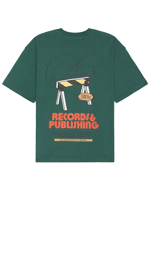 Deus Ex Machina Caution Tee in Green - Deus Ex Machina - T-shirt d'avertissement vert - Deus Ex Machina 绿色 Caution T 恤 - Deus Ex Machina Caution T-Shirt in Grün - Deus Ex Machina CAUTION 티셔츠 - Maglietta Deus Ex Machina Caution in verde