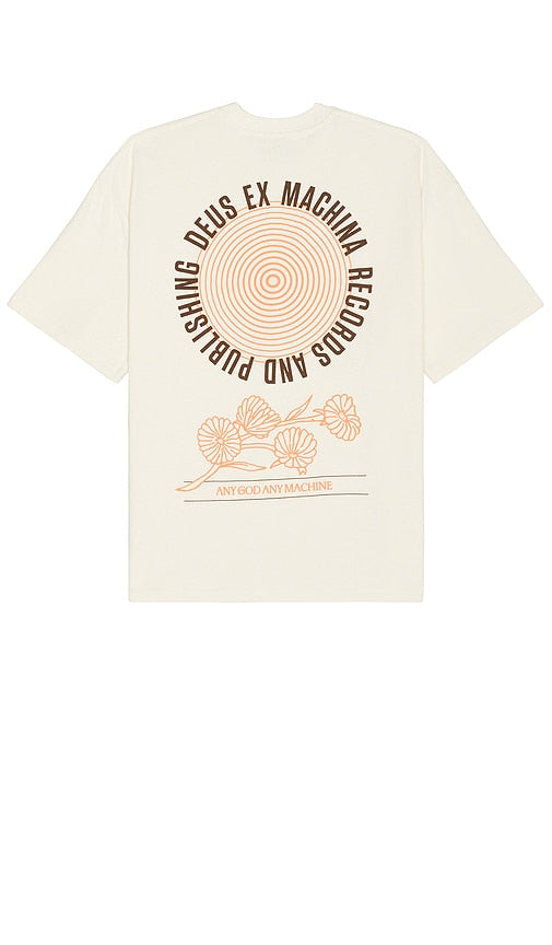 Deus Ex Machina Dusty Tee in White - Deus Ex Machina - T-shirt Dusty en blanc - Deus Ex Machina 白色 Dusty T 恤 - Deus Ex Machina Dusty T-Shirt in Weiß - Deus Ex Machina 더스티 티셔츠 - Maglietta Dusty di Deus Ex Machina in bianco