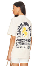 Diamond Cross Ranch Address Tee in Cream - T-shirt adresse Diamond Cross Ranch en crème - Diamond Cross Ranch Address 奶油色 T 恤 - Diamond Cross Ranch Address T-Shirt in Creme - Diamond Cross Ranch 어드레스 티셔츠 - Maglietta con indirizzo Diamond Cross Ranch color crema