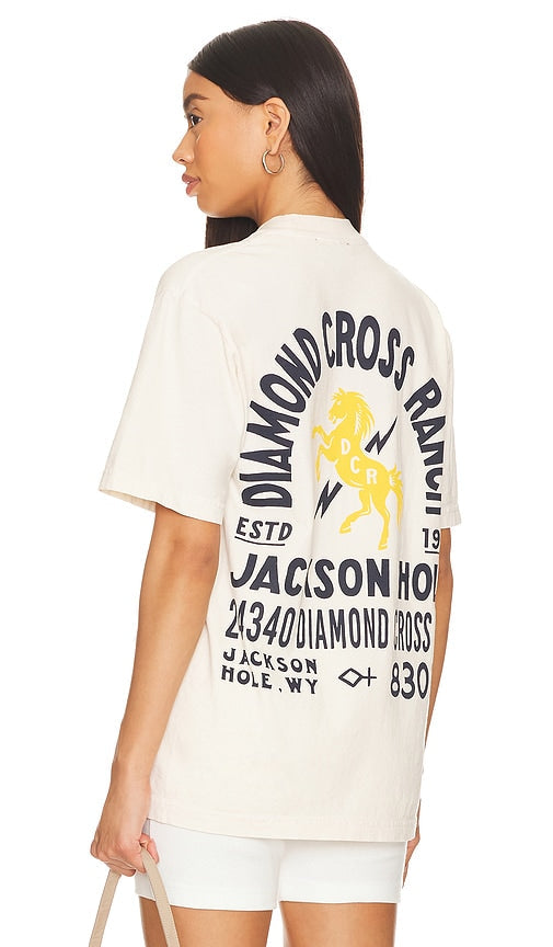 Diamond Cross Ranch Address Tee in Cream - T-shirt adresse Diamond Cross Ranch en crème - Diamond Cross Ranch Address 奶油色 T 恤 - Diamond Cross Ranch Address T-Shirt in Creme - Diamond Cross Ranch 어드레스 티셔츠 - Maglietta con indirizzo Diamond Cross Ranch color crema