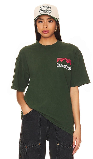 Diamond Cross Ranch Bandana Tee in Green - T-shirt bandana Diamond Cross Ranch en vert - 绿色 Diamond Cross Ranch Bandana T 恤 - Diamond Cross Ranch Bandana-T-Shirt in Grün - Diamond Cross Ranch 반다나 티셔츠 - Maglietta con bandana Diamond Cross Ranch in verde