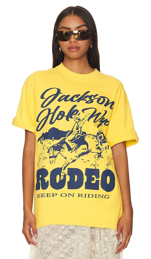 Diamond Cross Ranch Buck T-shirt in Yellow - T-shirt Diamond Cross Ranch Buck en jaune - Diamond Cross Ranch Buck 黄色 T 恤 - Diamond Cross Ranch Buck T-Shirt in Gelb - Diamond Cross Ranch Buck 티셔츠옐로우 색상 - T-shirt Diamond Cross Ranch Buck in giallo