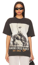 Diamond Cross Ranch Saddle Tee in Black - T-shirt de selle Diamond Cross Ranch en noir - 黑色 Diamond Cross Ranch 马鞍 T 恤 - Diamond Cross Ranch Saddle T-Shirt in Schwarz - Diamond Cross Ranch 새들 티셔츠 색상 - Maglietta da sella Diamond Cross Ranch in nero