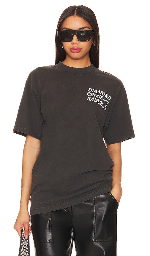 Diamond Cross Ranch Three Stars Tee in Black - T-shirt trois étoiles Diamond Cross Ranch en noir - Diamond Cross Ranch 三颗星黑色 T 恤 - Diamond Cross Ranch Three Stars T-Shirt in Schwarz - Diamond Cross Ranch 쓰리스타 티셔츠 - Maglietta Diamond Cross Ranch Three Stars in nero