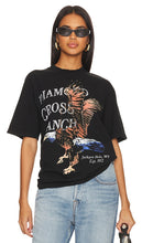 Diamond Cross Ranch Wing Span T-shirt in Black - T-shirt Diamond Cross Ranch Wing Span en noir - Diamond Cross Ranch Wing Span 黑色 T 恤 - Diamond Cross Ranch Wing Span T-Shirt in Schwarz - Diamond Cross Ranch 윙 스팬 티셔츠블랙 색상 - T-shirt Diamond Cross Ranch Wing Span in nero
