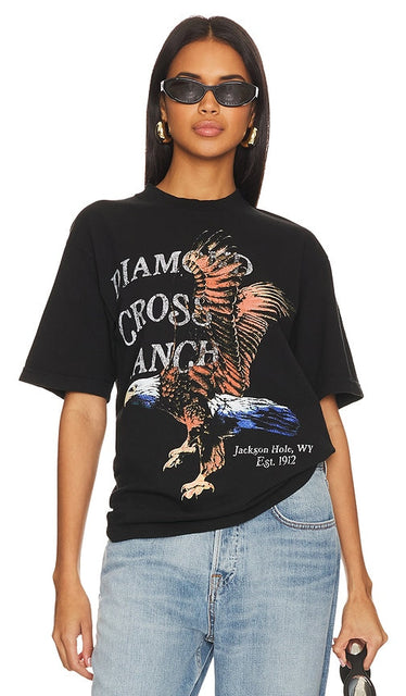 Diamond Cross Ranch Wing Span T-shirt in Black - T-shirt Diamond Cross Ranch Wing Span en noir - Diamond Cross Ranch Wing Span 黑色 T 恤 - Diamond Cross Ranch Wing Span T-Shirt in Schwarz - Diamond Cross Ranch 윙 스팬 티셔츠블랙 색상 - T-shirt Diamond Cross Ranch Wing Span in nero