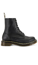 Dr. Martens 1460 8-Eye Boot in Black - Dr. Martens - 1460 - Botte à 8 œillets - Noir - Dr. Martens 1460 8 眼黑色靴子 - Dr. Martens 1460 8-Loch-Stiefel in Schwarz - Dr. Martens 1460 8-Eye 부츠 블랙 색상 - Stivale Dr. Martens 1460 a 8 occhielli in nero