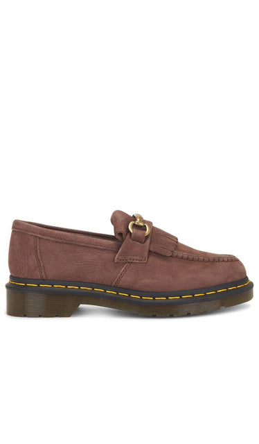 Dr. Martens Adrian Snaffle Loafer in Brown - Dr. Martens - Mocassins Adrian Snaffle en marron - Dr. Martens Adrian Snaffle 棕色乐福鞋 - Dr. Martens Adrian Snaffle Loafer in Braun - Dr. Martens 아드리안 스나플 로퍼 브라운 색상 - Mocassino Dr. Martens Adrian con filetto in marrone