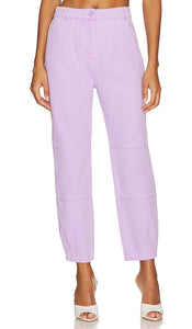 ELLIATT Promodes Pant in Lavender - ELLIATT fait la promotion d'un pantalon en lavande - ELLIATT 推出薰衣草色长裤 - ELLIATT bewirbt eine Hose in Lavendel - ELLIATT, 라벤더 팬츠 프로모션 - Pantaloni ELLIATT Promodes in lavanda
