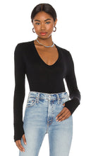 Enza Costa Cashmere Fitted V Neck Sweater in Black - Enza Costa Pull ajusté à col en V en cachemire en noir - Enza Costa 黑色羊绒合身 V 领毛衣 - Enza Costa Kaschmir-Pullover mit V-Ausschnitt in Schwarz - Enza Costa 캐시미어 핏 V넥 스웨터블랙 색상 - Maglione aderente con scollo a V in cashmere Enza Costa in nero