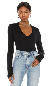Enza Costa Cashmere Fitted V Neck Sweater in Black - Enza Costa Pull ajusté à col en V en cachemire en noir - Enza Costa 黑色羊绒合身 V 领毛衣 - Enza Costa Kaschmir-Pullover mit V-Ausschnitt in Schwarz - Enza Costa 캐시미어 핏 V넥 스웨터블랙 색상 - Maglione aderente con scollo a V in cashmere Enza Costa in nero