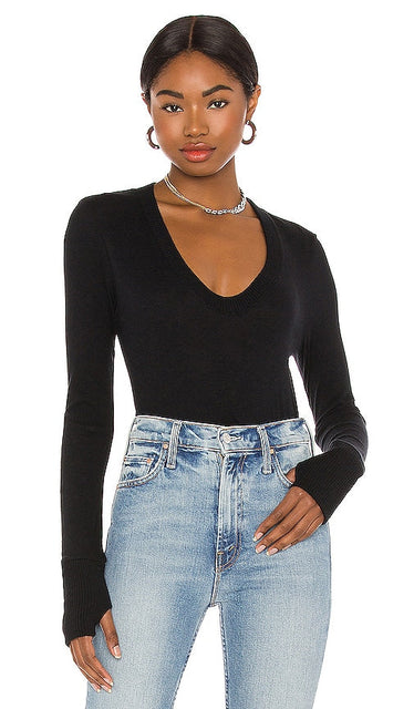 Enza Costa Cashmere Fitted V Neck Sweater in Black - Enza Costa Pull ajusté à col en V en cachemire en noir - Enza Costa 黑色羊绒合身 V 领毛衣 - Enza Costa Kaschmir-Pullover mit V-Ausschnitt in Schwarz - Enza Costa 캐시미어 핏 V넥 스웨터블랙 색상 - Maglione aderente con scollo a V in cashmere Enza Costa in nero