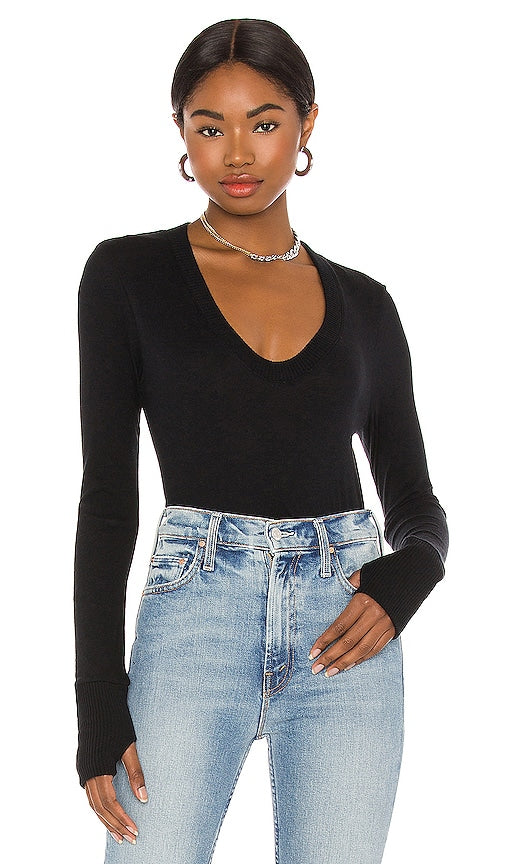 Enza Costa Cashmere Fitted V Neck Sweater in Black - Enza Costa Pull ajusté à col en V en cachemire en noir - Enza Costa 黑色羊绒合身 V 领毛衣 - Enza Costa Kaschmir-Pullover mit V-Ausschnitt in Schwarz - Enza Costa 캐시미어 핏 V넥 스웨터블랙 색상 - Maglione aderente con scollo a V in cashmere Enza Costa in nero