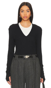 Enza Costa Cashmere Loose V Sweater in Black - Enza Costa Pull ample en V en cachemire en noir - Enza Costa 黑色羊绒宽松 V 毛衣 - Enza Costa Kaschmir-Pullover mit lockerem V-Ausschnitt in Schwarz - Enza Costa 캐시미어 루즈 V 스웨터블랙 색상 - Maglione a V sciolto in cashmere Enza Costa in nero