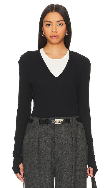 Enza Costa Cashmere Loose V Sweater in Black - Enza Costa Pull ample en V en cachemire en noir - Enza Costa 黑色羊绒宽松 V 毛衣 - Enza Costa Kaschmir-Pullover mit lockerem V-Ausschnitt in Schwarz - Enza Costa 캐시미어 루즈 V 스웨터블랙 색상 - Maglione a V sciolto in cashmere Enza Costa in nero