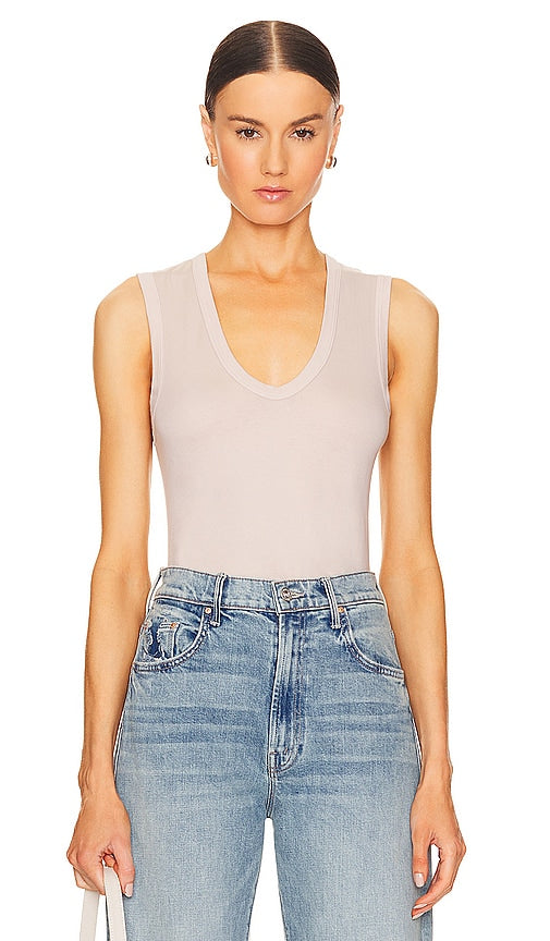 Enza Costa Essential U Tank in Beige - Enza Costa Débardeur Essential U en Beige - Enza Costa Essential U 背心米色 - Enza Costa Essential U Tanktop in Beige - Enza Costa 에센셜 U 탱크베이지 색상 - Canotta Enza Costa Essential U in beige
