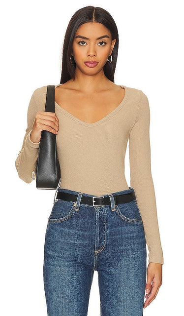 Enza Costa Knit V-neck Top in Tan - Enza Costa Top en tricot à col en V en beige - Enza Costa 黄褐色 V 领针织上衣 - Enza Costa Strickoberteil mit V-Ausschnitt in Hellbraun - Enza Costa 니트 브이넥 탑 - Top con scollo a V in maglia Enza Costa color marrone chiaro