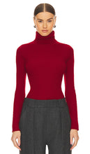 Enza Costa Rib Turtleneck Sweater in Red - Enza Costa Pull à col roulé côtelé en rouge - Enza Costa 红色罗纹高领毛衣 - Enza Costa Ripp-Rollkragenpullover in Rot - Enza Costa 립 터틀넥 스웨터레드 색상 - Maglione dolcevita a coste Enza Costa in rosso