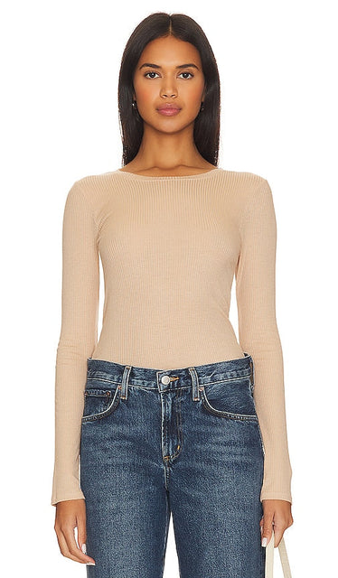 Enza Costa Silk Cashmere Rib Slim Crew in Nude - Enza Costa - Col ras du cou en soie et cachemire côtelé - Nude - Enza Costa 真丝羊绒罗纹修身圆领上衣（裸色） - Enza Costa Seiden-Kaschmir-Ripp-Slim-Rundhalsshirt in Nude - Enza Costa 실크 캐시미어 립 슬림 크루(누드) - Girocollo slim a coste in cashmere di seta Enza Costa in color nudo