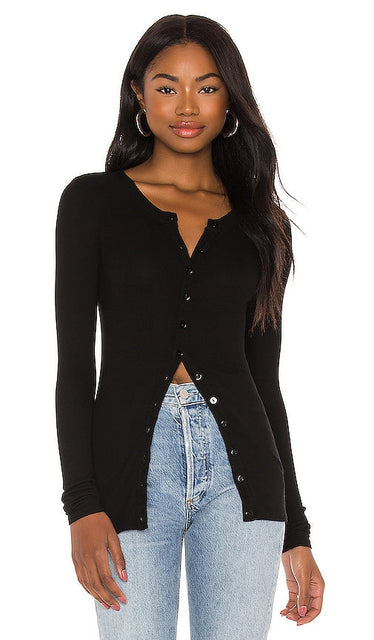 Enza Costa Silk Rib Fitted Long Sleeve Cardigan in Black - Enza Costa Cardigan ajusté à manches longues en soie côtelée en noir - Enza Costa 黑色丝质罗纹合身长袖开衫 - Enza Costa Seidenripp-Strickjacke mit langen Ärmeln in Schwarz - Enza Costa 실크 립 핏 긴팔 카디건블랙 색상 - Cardigan a maniche lunghe aderente a costine in seta Enza Costa in nero