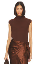 Enza Costa Sleeveless Knit Turtleneck Top in Brown - Enza Costa Haut à col roulé en tricot sans manches en marron - Enza Costa 棕色无袖针织高领上衣 - Enza Costa ärmelloses Strick-Rollkragenoberteil in Braun - Enza Costa 민소매 니트 터틀넥 탑브라운 색상 - Top dolcevita in maglia senza maniche Enza Costa in marrone