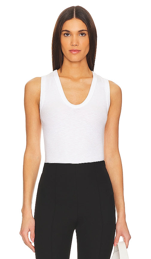 Enza Costa Textured Rib Sleeveless U in White - Enza Costa U côtelé texturé sans manches en blanc - Enza Costa 白色纹理罗纹无袖 U 型上衣 - Enza Costa Strukturiertes, geripptes, ärmelloses U in Weiß - Enza Costa 텍스처드 립 슬리브리스 U 화이트 컬러 - Enza Costa senza maniche a coste testurizzate a U in bianco