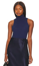 Enza Costa X Revolve Cashmere Halter Turtleneck in Navy - Col roulé dos nu en cachemire Enza Costa X Revolve en bleu marine - Enza Costa X Revolve 羊绒挂脖高领毛衣（海军蓝） - Enza Costa X Revolve Kaschmir-Neckholder-Rollkragenpullover in Marineblau - Enza Costa X Revolve 캐시미어 홀터 터틀넥 네이비 색상 - Dolcevita alla caviglia in cashmere Enza Costa X Revolve in blu scuro