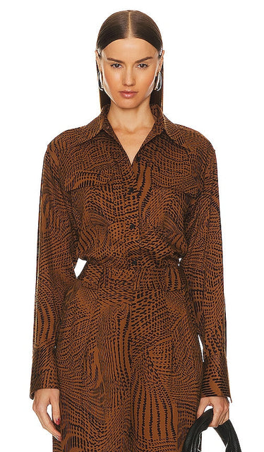 Equipment 801 Signature Button Up in Brown - Equipment 801 Signature boutonné en marron - Equipment 801 标志性棕色扣扣 - Equipment 801 Signature Button-Up in Braun - Equipment 801 시그니처 버튼업 브라운 색상 - Equipaggiamento 801 Signature Button Up in marrone