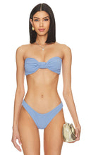 F E L L A Hunter Bikini Top in Baby Blue - Haut de bikini F E L L A Hunter en bleu bébé - F E L L A Hunter 淡蓝色比基尼上衣 - F E L L A Hunter Bikinioberteil in Babyblau - F E L L A Hunter 비키니 탑 - Top bikini F E L L A Hunter in celeste