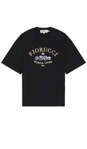 FIORUCCI World Over T-shirt in Black - T-shirt FIORUCCI World Over en noir - FIORUCCI World Over 黑色 T 恤 - FIORUCCI World Over T-Shirt in Schwarz - FIORUCCI 월드 오버 티셔츠블랙 색상 - T-shirt FIORUCCI World Over in nero