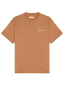 FLANEUR Signature T-shirt in Brown - T-shirt FLANEUR Signature en marron - FLANEUR 棕色标志性 T 恤 - FLANEUR Signature T-Shirt in Braun - FLANEUR 시그니처 티셔츠 브라운 색상 - T-shirt firmata FLANEUR in marrone