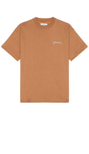 FLANEUR Signature T-shirt in Brown - T-shirt FLANEUR Signature en marron - FLANEUR 棕色标志性 T 恤 - FLANEUR Signature T-Shirt in Braun - FLANEUR 시그니처 티셔츠 브라운 색상 - T-shirt firmata FLANEUR in marrone