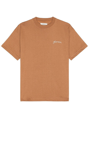 FLANEUR Signature T-shirt in Brown - T-shirt FLANEUR Signature en marron - FLANEUR 棕色标志性 T 恤 - FLANEUR Signature T-Shirt in Braun - FLANEUR 시그니처 티셔츠 브라운 색상 - T-shirt firmata FLANEUR in marrone