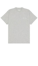 FLANEUR Signature T-shirt in Grey - T-shirt FLANEUR Signature en gris - FLANEUR 灰色标志性 T 恤 - FLANEUR Signature T-Shirt in Grau - FLANEUR 시그니처 티셔츠그레이 색상 - T-shirt firmata FLANEUR in grigio