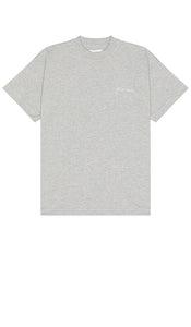 FLANEUR Signature T-shirt in Grey - T-shirt FLANEUR Signature en gris - FLANEUR 灰色标志性 T 恤 - FLANEUR Signature T-Shirt in Grau - FLANEUR 시그니처 티셔츠그레이 색상 - T-shirt firmata FLANEUR in grigio