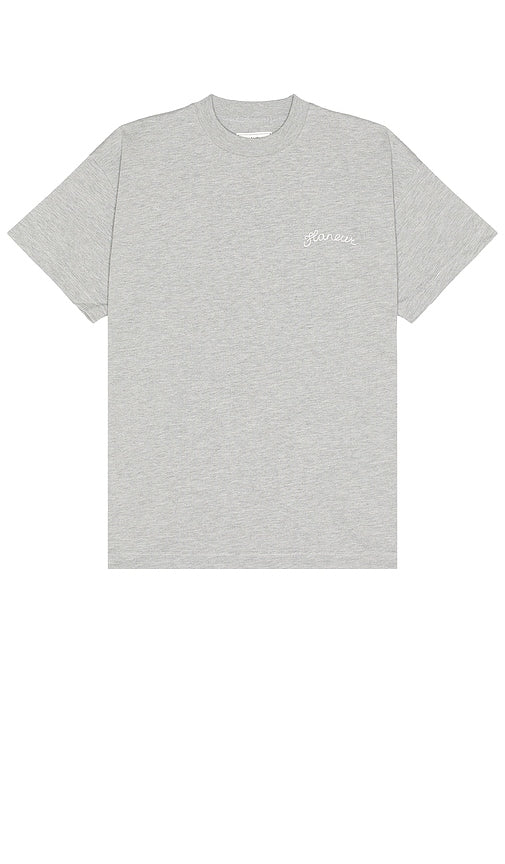 FLANEUR Signature T-shirt in Grey - T-shirt FLANEUR Signature en gris - FLANEUR 灰色标志性 T 恤 - FLANEUR Signature T-Shirt in Grau - FLANEUR 시그니처 티셔츠그레이 색상 - T-shirt firmata FLANEUR in grigio