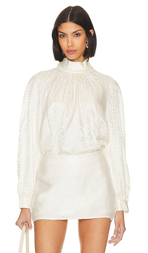 FRAME Foldover Mock Neck Blouse in White - FRAME - Chemisier replié à col montant en blanc - FRAME 白色折叠小高领衬衫 - FRAME Foldover-Bluse mit Stehkragen in Weiß - FRAME 폴드오버 모크넥 블라우스 화이트 색상 - Camicetta con collo a lupetto ripiegabile FRAME in bianco