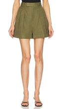 FRAME Pleated Wide Cuff Short in Army - FRAME - Short plissé à poignets larges - Armée - FRAME 军色褶皱宽袖口短裤 - FRAME Plissierte Shorts mit weitem Bündchen in Army - FRAME 플리츠 와이드 커프 쇼트 in Army - FRAME Pantaloncini con polsini larghi pieghettati in stile militare