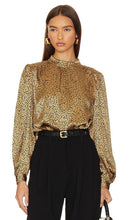 FRAME Shirred Mock Neck Blouse in Beige - FRAME Blouse froncée à col montant en beige - FRAME 米色平行绉缝小高领衬衫 - FRAME Geraffte Bluse mit Stehkragen in Beige - FRAME 셔링 모크넥 블라우스베이지 색상 - Camicetta a collo alto arricciata FRAME in beige